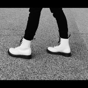 White Doc’s, size 8! No damage, Only worn 3 times..just not my style!
